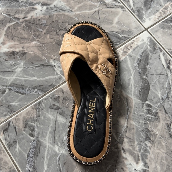 CHANEL Cross Over Quilted CC 2024 Sandals Beige and Black - Picture 4 of 5